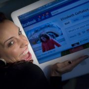 facebook autostima donna contenta