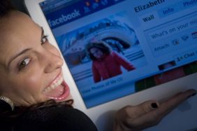 facebook autostima donna contenta