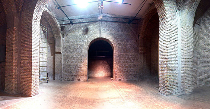 Sala Uno Teatro. Uno dei teatri di Roma più suggestivi. Collocato fra le mura nel complesso del Santuario Pontificio della Scala Santa a Roma, di fronte alla storica Basilica di San Giovanni in Laterano