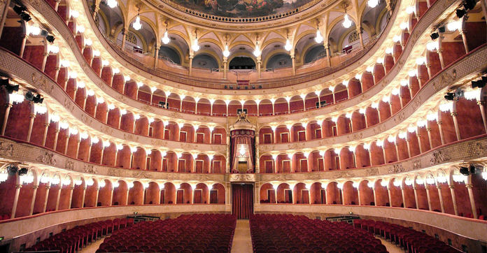 Il teatro dell'opera di Roma è uno dei più importanti teatri di Roma. Situato fra la Stazione Termiini e le terme di Diocleziano, è un polo culturale di assoluta importanza nel mondo della lirica. Foto di Corrado Maria Falsini