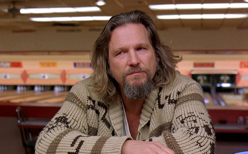 Jeff Bridges in cardigan nei panni del Drugo nel Film "Il Grande Lebowski"
