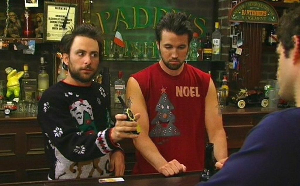 Mac e Charlie di "C'è sempre il sole a Philadelphia" sfoggiano un maglione di Natale
