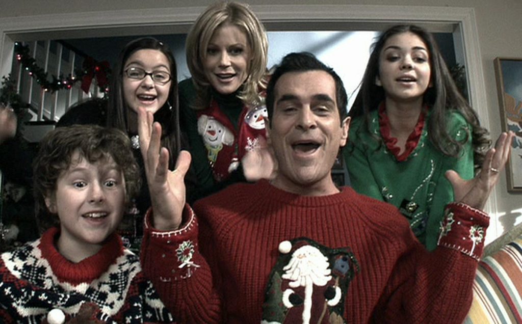Il cast al completo della Serie tv "Modern Family" con i maglioni di Natale