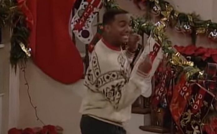 L'attore Alfonso Ribeiro nel ruolo di Carlton indossa un maglione di Natale nella serie tv "Willy, il Principe di Bel Air"